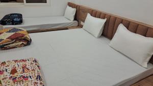 Postel nebo postele na pokoji v ubytování Maheshwari Bhawan