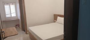 Postel nebo postele na pokoji v ubytování Maheshwari Bhawan