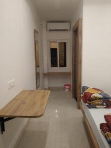 Postel nebo postele na pokoji v ubytování Maheshwari Bhawan