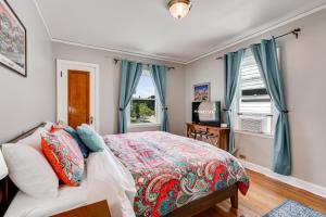 a bedroom with a bed and a window at Edina Escape in Minneapolis