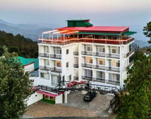 兰斯顿AI 360 Degree Hotel的一座红色屋顶的白色大楼