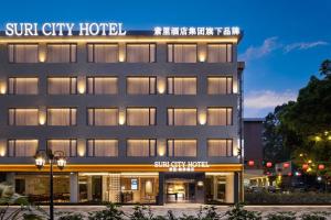 ein Gebäude mit einem Schild mit der Aufschrift „Surf City Hotel“ in der Unterkunft Baichuan Business Hotel, Haizhu District, Guangzhou in Guangzhou
