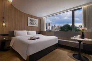 ein Schlafzimmer mit großem Bett und großem Fenster in der Unterkunft Baichuan Business Hotel, Haizhu District, Guangzhou in Guangzhou