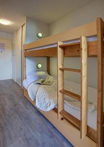 a bunk bed room with two bunk beds at Résidence Pierre & Vacances Le Pédrou in Font-Romeu +48 photos