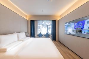 Ліжко або ліжка в номері Xi'an Big Wild Goose Pagoda Tang Dynasty Everbright City Orange Crystal Hotel