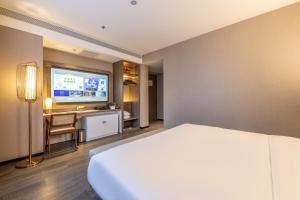 Ліжко або ліжка в номері Xi'an Big Wild Goose Pagoda Tang Dynasty Everbright City Orange Crystal Hotel