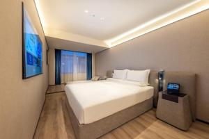 Ліжко або ліжка в номері Xi'an Big Wild Goose Pagoda Tang Dynasty Everbright City Orange Crystal Hotel