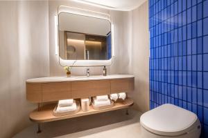Uma casa de banho em 西安高新锦业路桔子水晶酒店