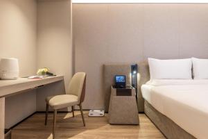 Ліжко або ліжка в номері Xi'an Big Wild Goose Pagoda Tang Dynasty Everbright City Orange Crystal Hotel