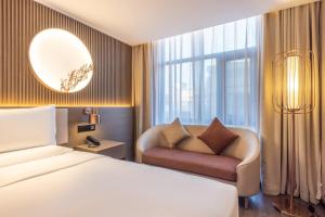 Ліжко або ліжка в номері Xi'an Big Wild Goose Pagoda Tang Dynasty Everbright City Orange Crystal Hotel