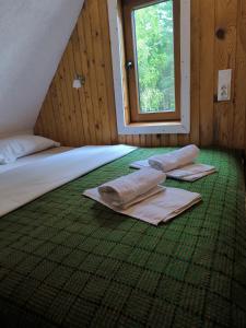 Postel nebo postele na pokoji v ubytování Vukov Konak - Wolf's lodge