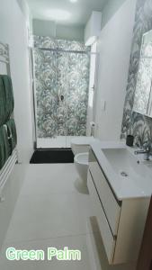 ein Badezimmer mit Dusche, Toilette und Waschbecken in der Unterkunft Le case di Sara - Green Palm in Arma di Taggia + 4 Fotos