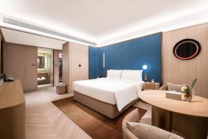 Uma cama ou camas num quarto em 西安高新锦业路桔子水晶酒店