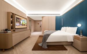 Uma cama ou camas num quarto em 西安高新锦业路桔子水晶酒店