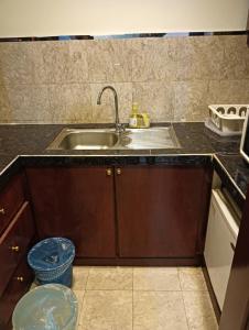 een keuken met een spoelbak en een aanrechtblad bij My Residence Villa Times Square KL in Kuala Lumpur