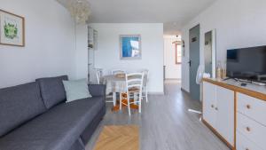 Televízia a/alebo spoločenská miestnosť v ubytovaní Amoureva - A38 - Appart vue lagon - 6 pers