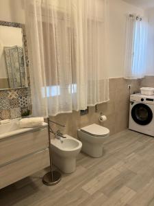un baño con inodoro y lavabo en Valentina Apartments Trapani, en Trapani 27 fotos más