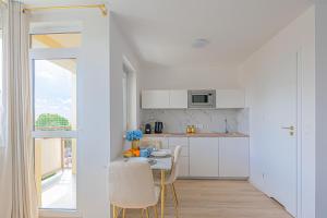 ワルシャワにあるGreen Avenue Apartments Aの部屋にテーブルと椅子のあるキッチン