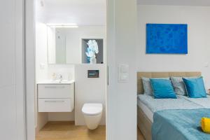 ワルシャワにあるGreen Avenue Apartments Aの小さなバスルーム(ベッド1台、シンク付)