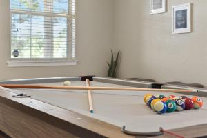 Sublime Mountain Retreat Pool Table Fire-Pit Arcade Game Ideal Location w Central AC内的一张台球桌