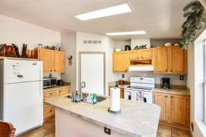 Cucina o angolo cottura di Gorgeous Historic 3 BR Log Cabin w Forest Views 20 Minutes from Flagstaff Now with Wi-Fi