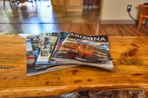 Foto dalla galleria di Gorgeous Historic 3 BR Log Cabin w Forest Views 20 Minutes from Flagstaff Now with Wi-Fi a Parks
