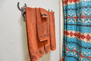 Foto dalla galleria di Gorgeous Historic 3 BR Log Cabin w Forest Views 20 Minutes from Flagstaff Now with Wi-Fi a Parks