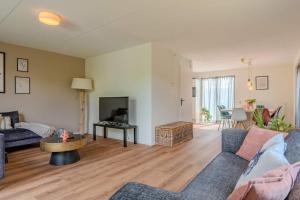 ブレスケンスにあるHello Zeeland - Vakantiehuis Zwin 112のソファとテーブルのあるリビングルーム