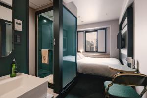 Postel nebo postele na pokoji v ubytování BASE LAYER HOTEL Nagoya Nishiki