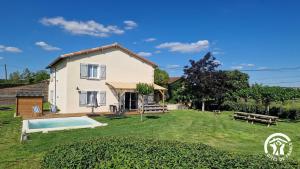 a house with a swimming pool in the yard at La maison de prat coutel in Labastide-de-Lévis