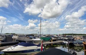 Gallery image of Woonboot De Karekiet in Loosdrecht