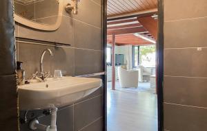 Gallery image of Woonboot De Karekiet in Loosdrecht +9 photos