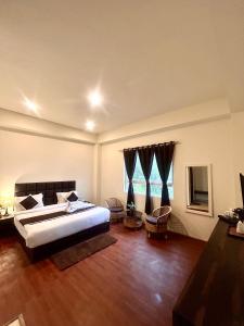 Ένα ή περισσότερα κρεβάτια σε δωμάτιο στο Hotel Mazong Crest
