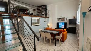 Una sala de estar con un sofá naranja y una mesa. en Mazara Relax Holiday Home, en Mazara del Vallo