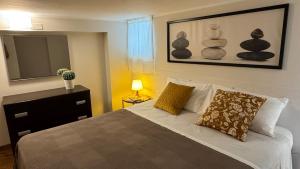Un dormitorio con una cama con dos almohadas y un espejo. en Mazara Relax Holiday Home, en Mazara del Vallo