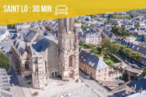 Nespecifikovaný výhled na destinaci Isigny-sur-Mer nebo výhled na město při pohledu z prázdninového domu
