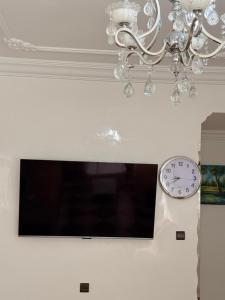 Uma televisão e/ou sistema de entretenimento em Tetouan Relax Apartement