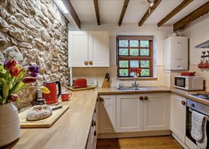 Kuchyň nebo kuchyňský kout v ubytování Blaen Cedi Cottages