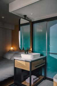 Postel nebo postele na pokoji v ubytování BASE LAYER HOTEL Nagoya Nishiki