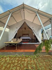 una grande tenda con un letto. di HappyNest Glamping and Villa Dieng a Garung