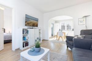 a living room with a couch and a table at Strandkrabbe in Laboe