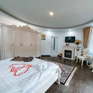 Lạc DươngにあるLạc Dương Tiên Cảnh - Bungalowのベッドルーム(大きな白いベッド1台、暖炉付)