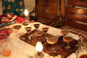 een groep wijnglazen op een tafel bij Bottle Beach 2 Bungalows in Bottle Beach