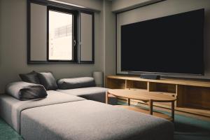 TV a/nebo společenská místnost v ubytování BASE LAYER HOTEL Nagoya Nishiki