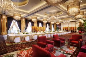 a large banquet hall with tables and chairs and chandeliers at Holiday Inn Chengdu Century City-WestTower in Chengdu +101 photos