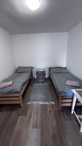 Ένα ή περισσότερα κρεβάτια σε δωμάτιο στο Sleep & Go Praha - západ