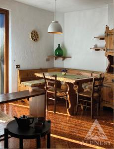 eine Küche mit Tisch und Stühlen in einem Zimmer in der Unterkunft AlpNest in Saint Vincent
