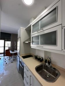 eine Küche mit Spüle und Arbeitsplatte in der Unterkunft Magnificent Studio Isla Cristina in Isla Cristina + 17 Fotos