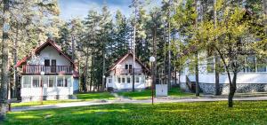 une maison au milieu d'un parc avec des arbres dans l'établissement Вилно селище Тракия- почивка сред природата, à Tsigov Chark