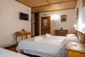 A bed or beds in a room at Locanda Al Cacciatore